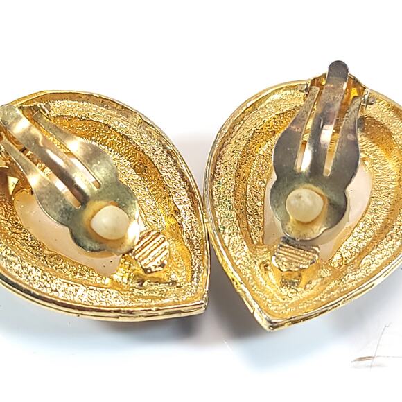 Vintage Navy and Gold Clip-on Earrings, Pearl Center, Retro Teardrop Design - Picture 6 of 10